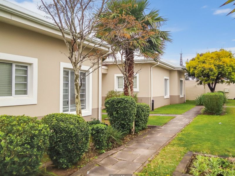 Coralwood Calling – Beacon Bay Bargain with a View with Cost Reductions. Beacon Bay living with a splash and a dash of DIY! - Photo 1