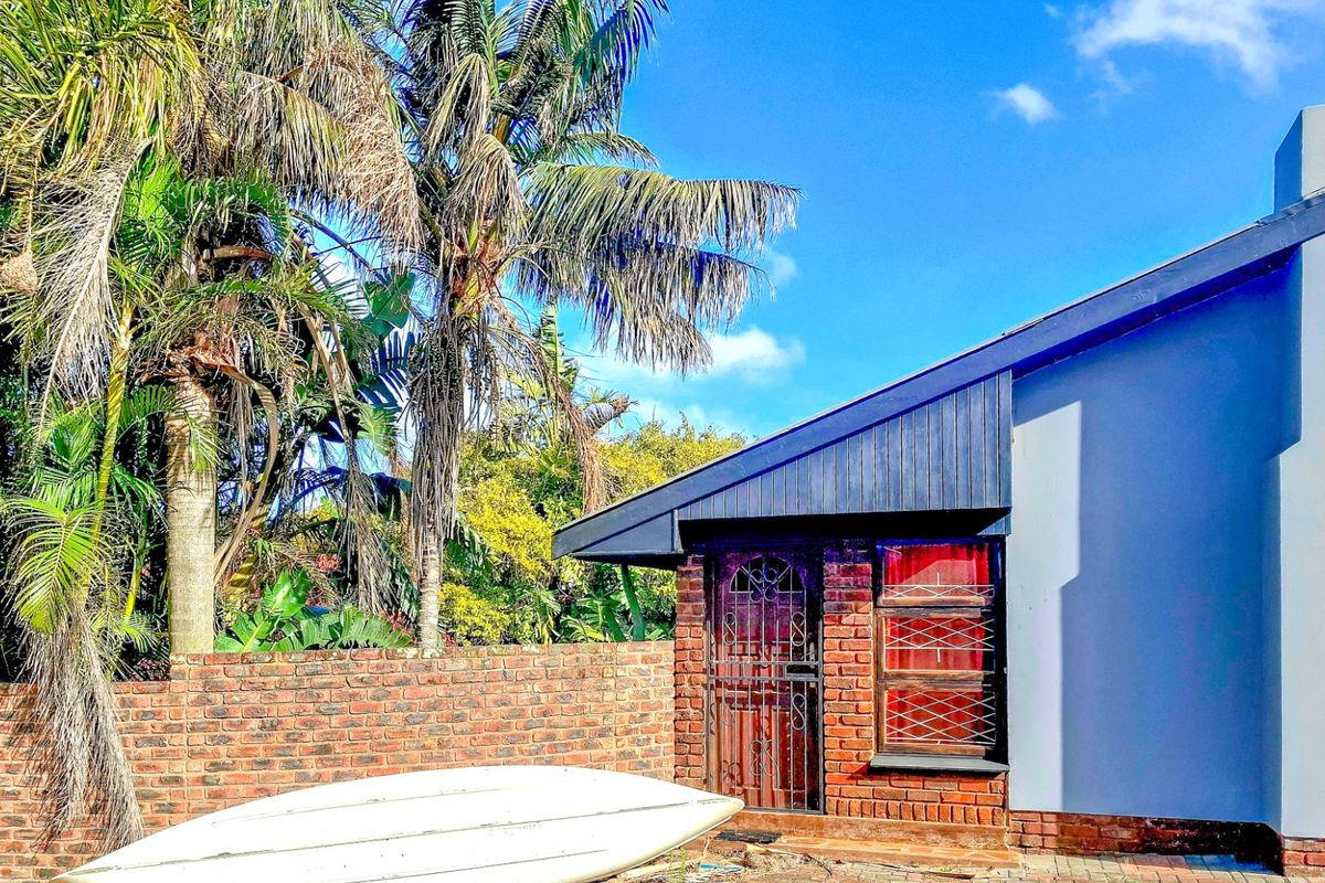 Two Homes, One Pool, Zero Lawnmowers... Coastal living made easy in prime Gonubie! - Photo 4