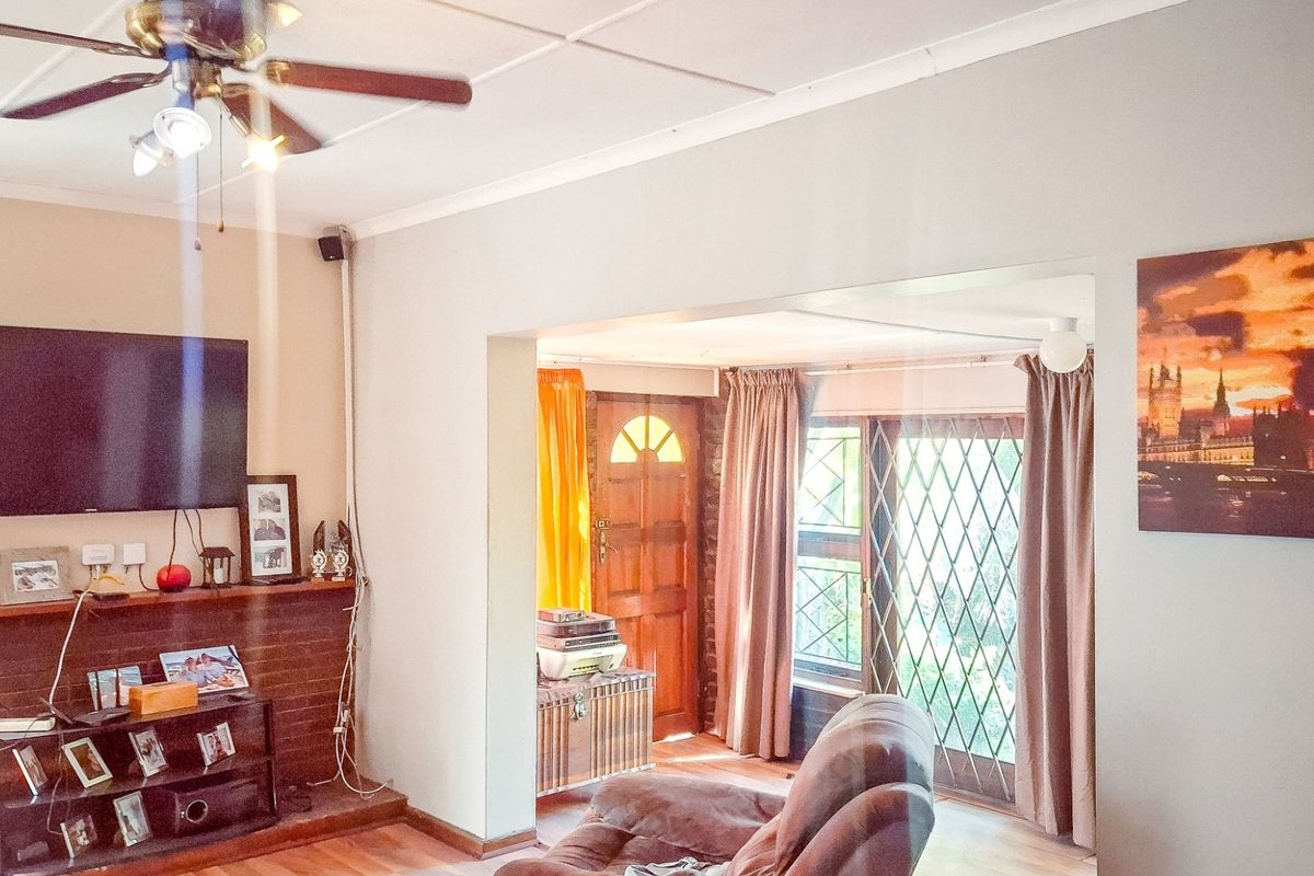 Two Homes, One Pool, Zero Lawnmowers... Coastal living made easy in prime Gonubie! - Photo 5