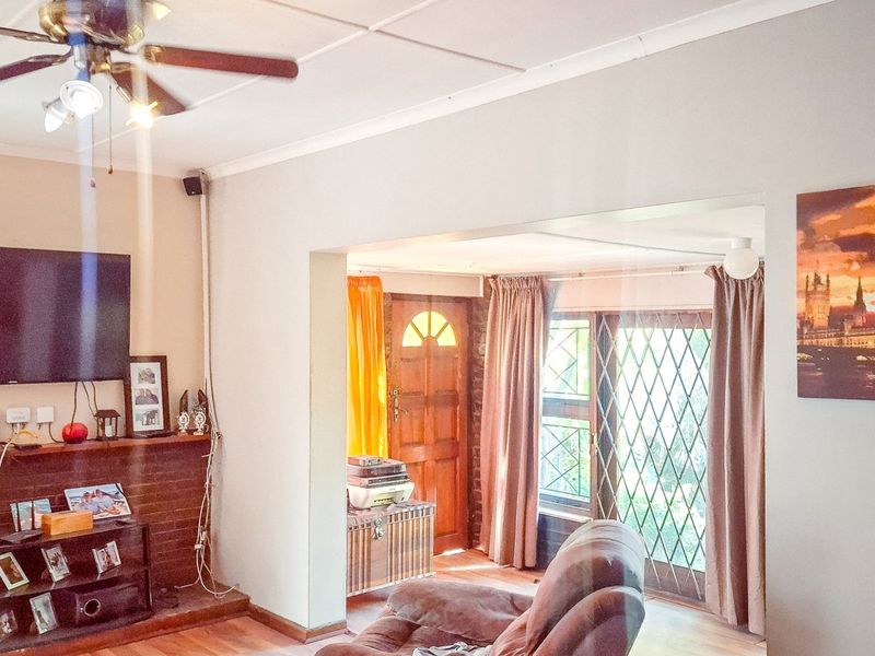 Two Homes, One Pool, Zero Lawnmowers... Coastal living made easy in prime Gonubie! - Photo 5