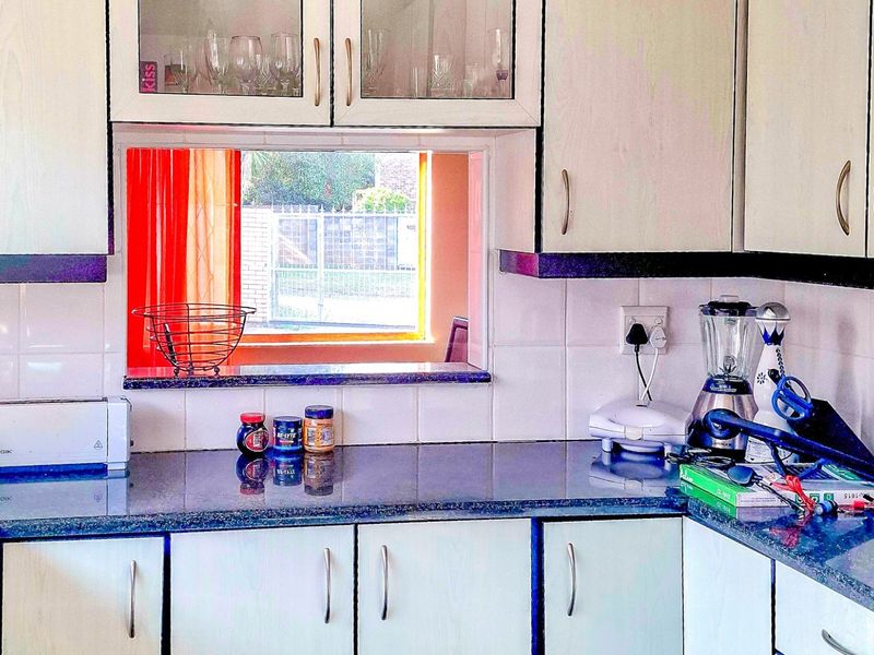 Two Homes, One Pool, Zero Lawnmowers... Coastal living made easy in prime Gonubie! - Photo 10