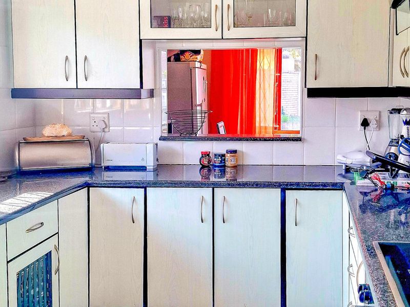 Two Homes, One Pool, Zero Lawnmowers... Coastal living made easy in prime Gonubie! - Photo 9