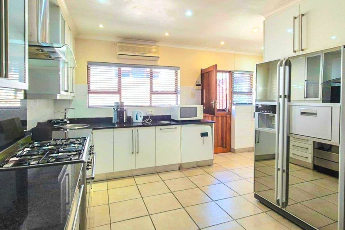 Spacious Family Home in Upmarket Stirling with the Popular Nahoon Beach Just Down the Road - Offers considered! - Photo 5