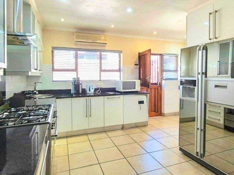 Spacious Family Home in Upmarket Stirling with the Popular Nahoon Beach Just Down the Road - Offers considered! - Photo 5