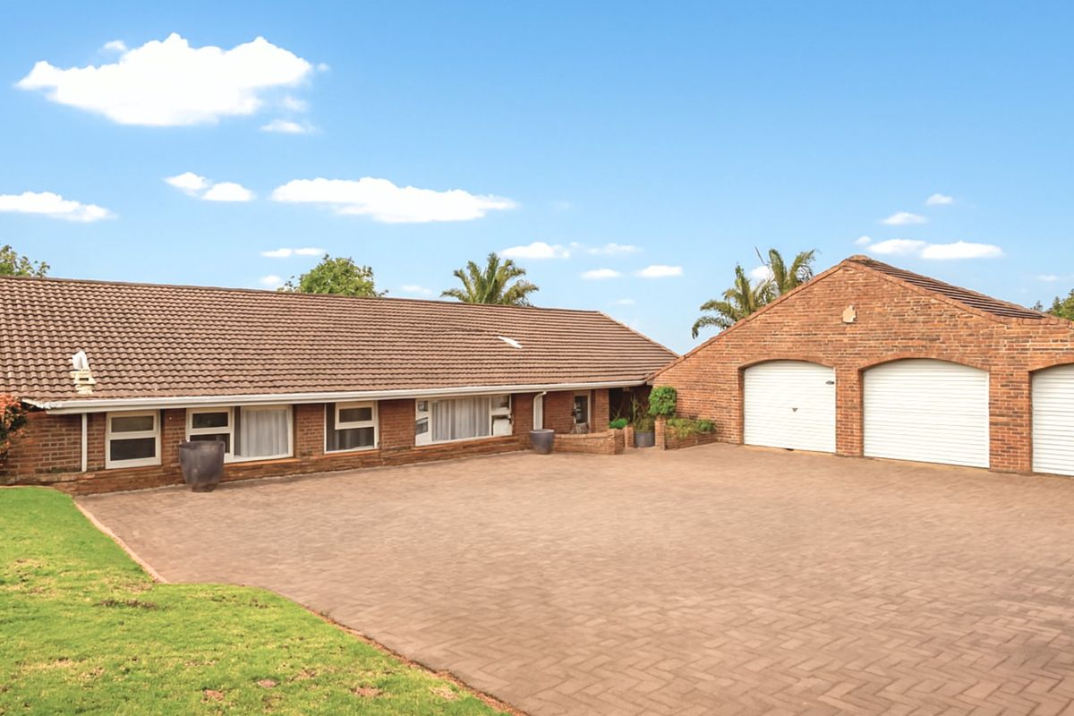 Spacious Family Home in Upmarket Stirling with the Popular Nahoon Beach Just Down the Road - Offers considered! - Photo 2