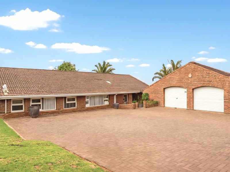 Spacious Family Home in Upmarket Stirling with the Popular Nahoon Beach Just Down the Road - Offers considered! - Photo 2