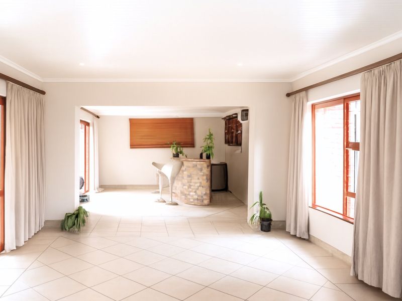 Spacious Family Home in Upmarket Stirling with the Popular Nahoon Beach Just Down the Road - Offers considered! - Photo 9