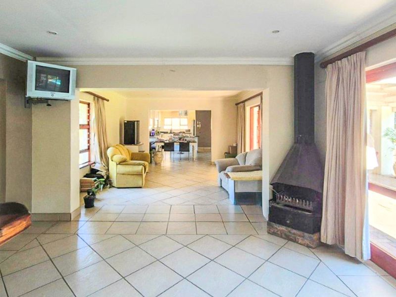 Spacious Family Home in Upmarket Stirling with the Popular Nahoon Beach Just Down the Road - Offers considered! - Photo 8