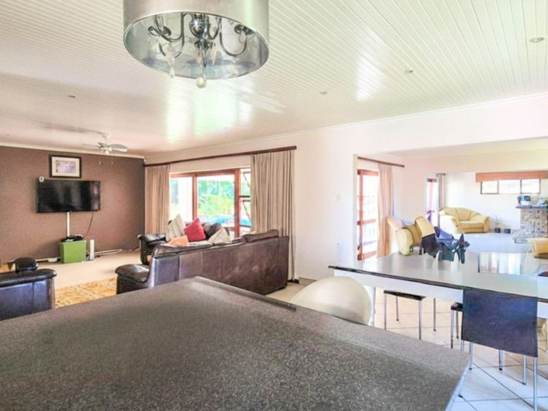 Spacious Family Home in Upmarket Stirling with the Popular Nahoon Beach Just Down the Road - Offers considered! - Photo 7