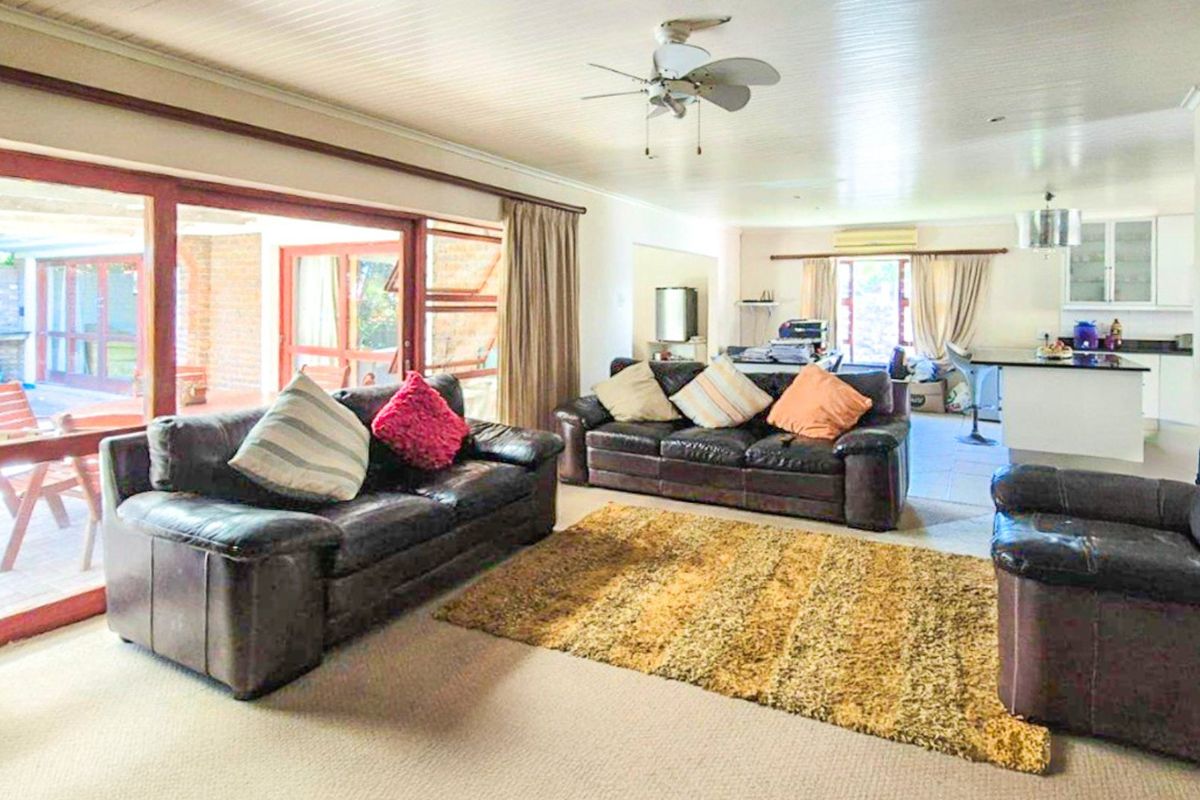 Spacious Family Home in Upmarket Stirling with the Popular Nahoon Beach Just Down the Road - Offers considered! - Photo 3