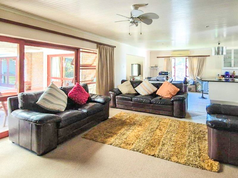 Spacious Family Home in Upmarket Stirling with the Popular Nahoon Beach Just Down the Road - Offers considered! - Photo 3