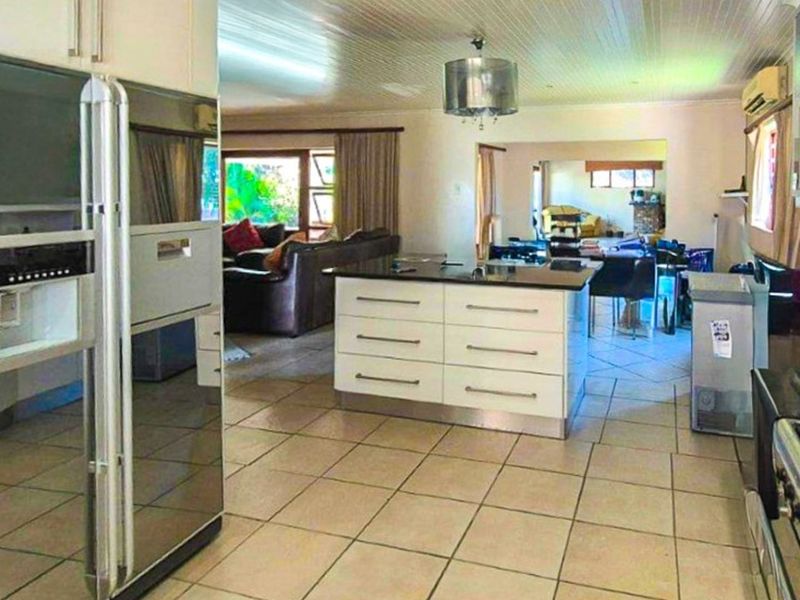 Spacious Family Home in Upmarket Stirling with the Popular Nahoon Beach Just Down the Road - Offers considered! - Photo 6