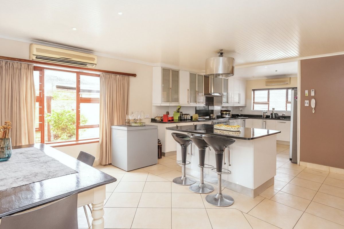 Spacious Family Home in Upmarket Stirling with the Popular Nahoon Beach Just Down the Road - Offers considered! - Photo 4