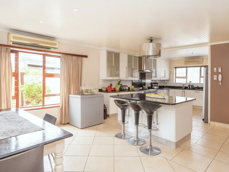 Spacious Family Home in Upmarket Stirling with the Popular Nahoon Beach Just Down the Road - Offers considered! - Photo 4