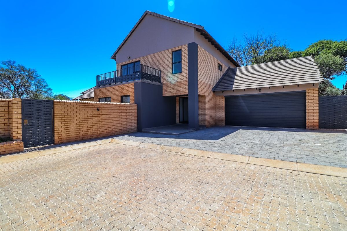 Graceful Townhouse in Wilkoppies Estate - Photo 5
