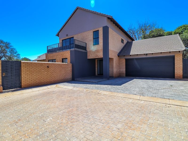 Graceful Townhouse in Wilkoppies Estate - Photo 5