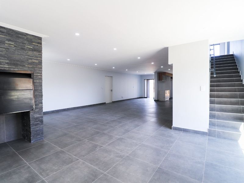 Graceful Townhouse in Wilkoppies Estate - Photo 9