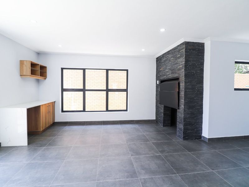 Graceful Townhouse in Wilkoppies Estate - Photo 8