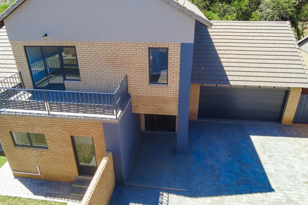 Graceful Townhouse in Wilkoppies Estate - Photo 3