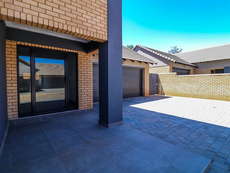 Graceful Townhouse in Wilkoppies Estate - Photo 4