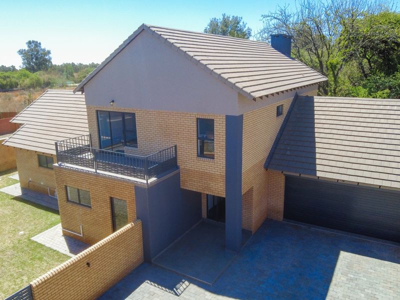 Graceful Townhouse in Wilkoppies Estate - Photo 1