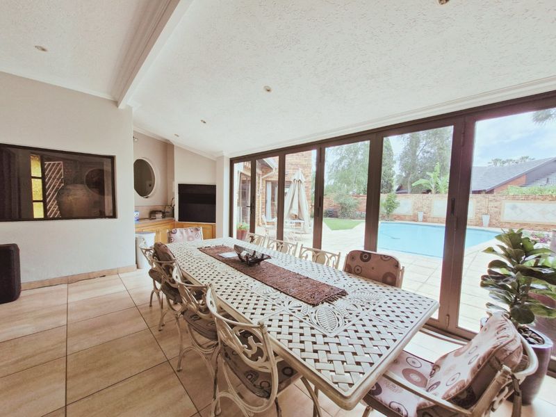 Stunning, Large and Low-Maintenance Family Home with Exceptional Finishes in secured and sought after security estate in Sunward Village, Boksburg - Photo 4