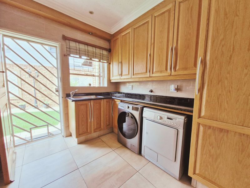 Stunning, Large and Low-Maintenance Family Home with Exceptional Finishes in secured and sought after security estate in Sunward Village, Boksburg - Photo 7