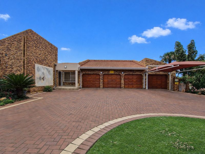 Stunning, Large and Low-Maintenance Family Home with Exceptional Finishes in secured and sought after security estate in Sunward Village, Boksburg - Photo 3