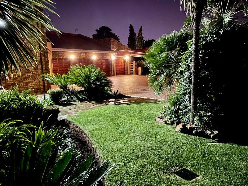 Stunning, Large and Low-Maintenance Family Home with Exceptional Finishes in secured and sought after security estate in Sunward Village, Boksburg - Photo 1