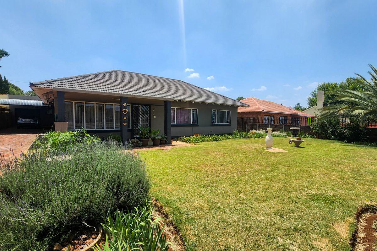Neat and Well-Maintained 3-Bedroom Home with Garage and Plenty of Parking. - Photo 3