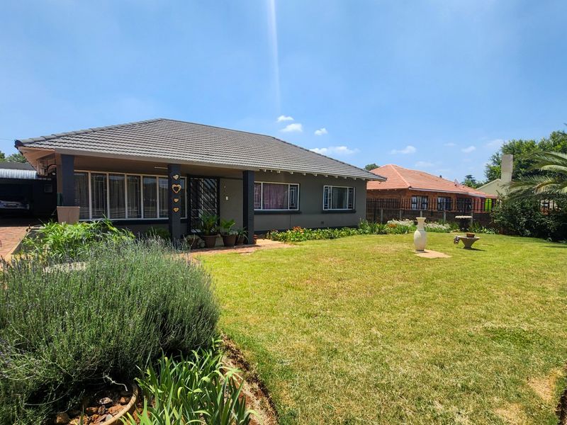 Neat and Well-Maintained 3-Bedroom Home with Garage and Plenty of Parking. - Photo 3