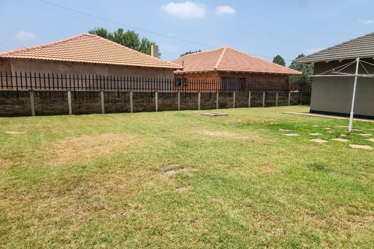 Neat and Well-Maintained 3-Bedroom Home with Garage and Plenty of Parking. - Photo 4