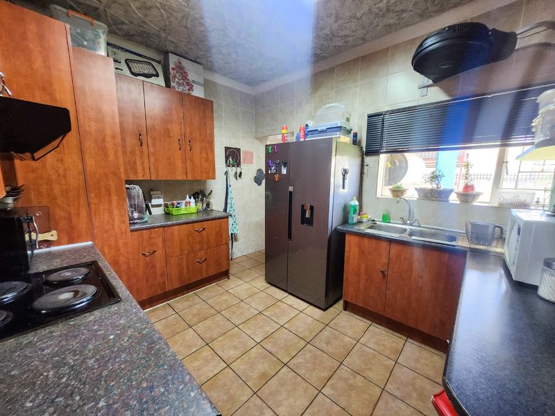 Neat and Well-Maintained 3-Bedroom Home with Garage and Plenty of Parking. - Photo 10