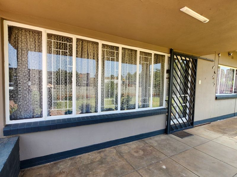 Neat and Well-Maintained 3-Bedroom Home with Garage and Plenty of Parking. - Photo 9