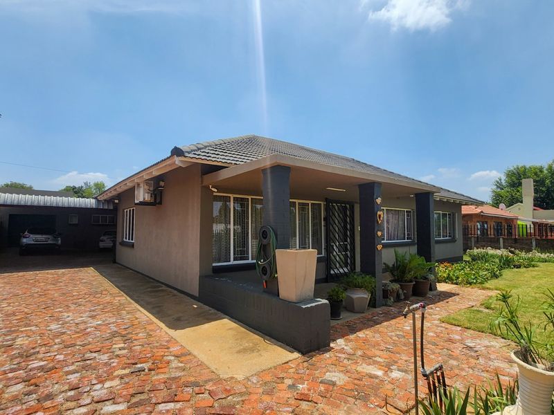 Neat and Well-Maintained 3-Bedroom Home with Garage and Plenty of Parking. - Photo 5