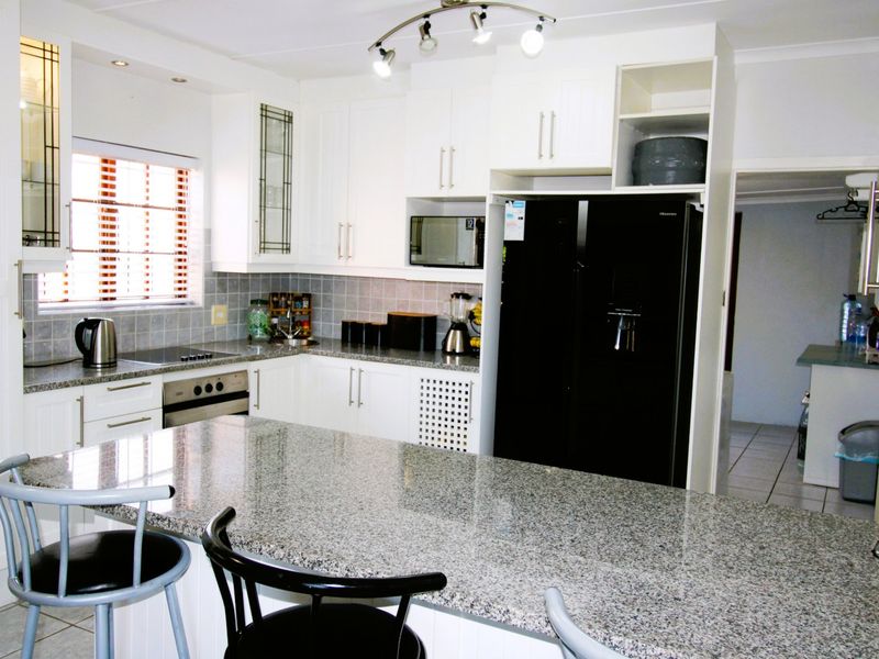 Stunning Modern Family Home with Captivating Charm  - Photo 3