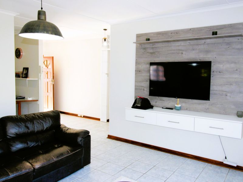 Stunning Modern Family Home with Captivating Charm  - Photo 10