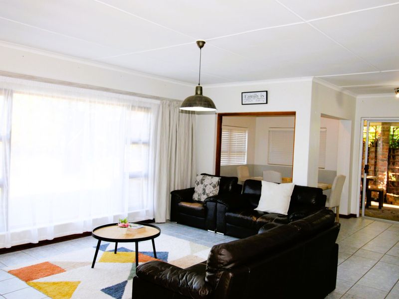 Stunning Modern Family Home with Captivating Charm  - Photo 9