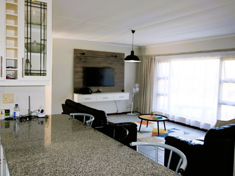 Stunning Modern Family Home with Captivating Charm  - Photo 8