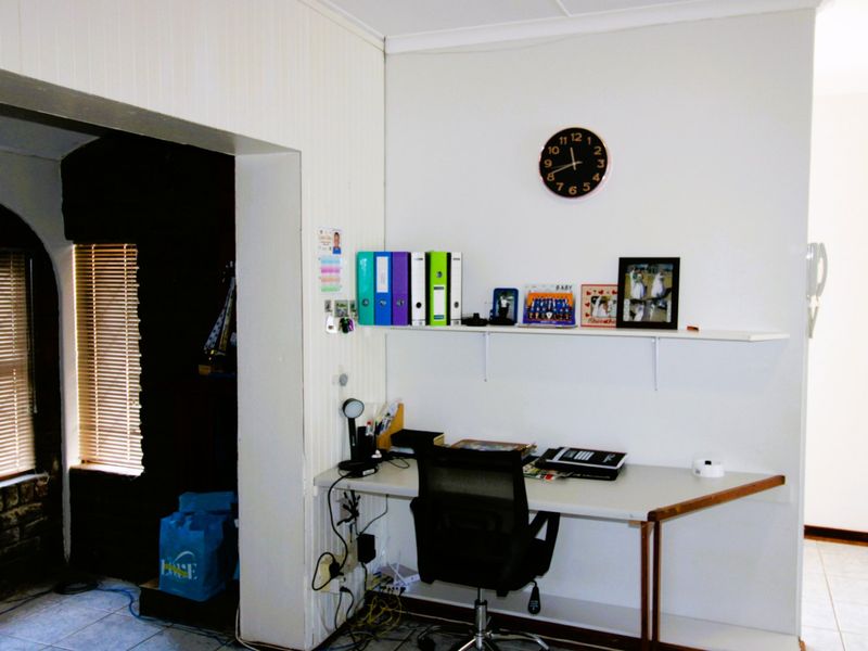 Stunning Modern Family Home with Captivating Charm  - Photo 7