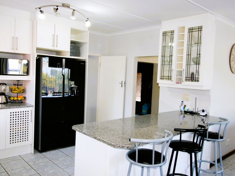 Stunning Modern Family Home with Captivating Charm  - Photo 2