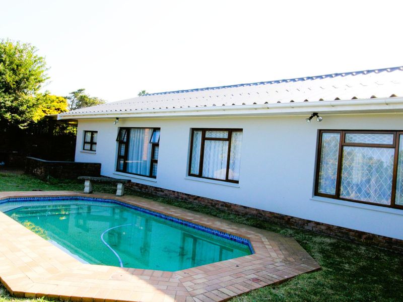 Stunning Modern Family Home with Captivating Charm  - Photo 4