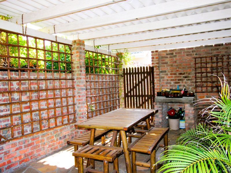 Stunning Modern Family Home with Captivating Charm  - Photo 5