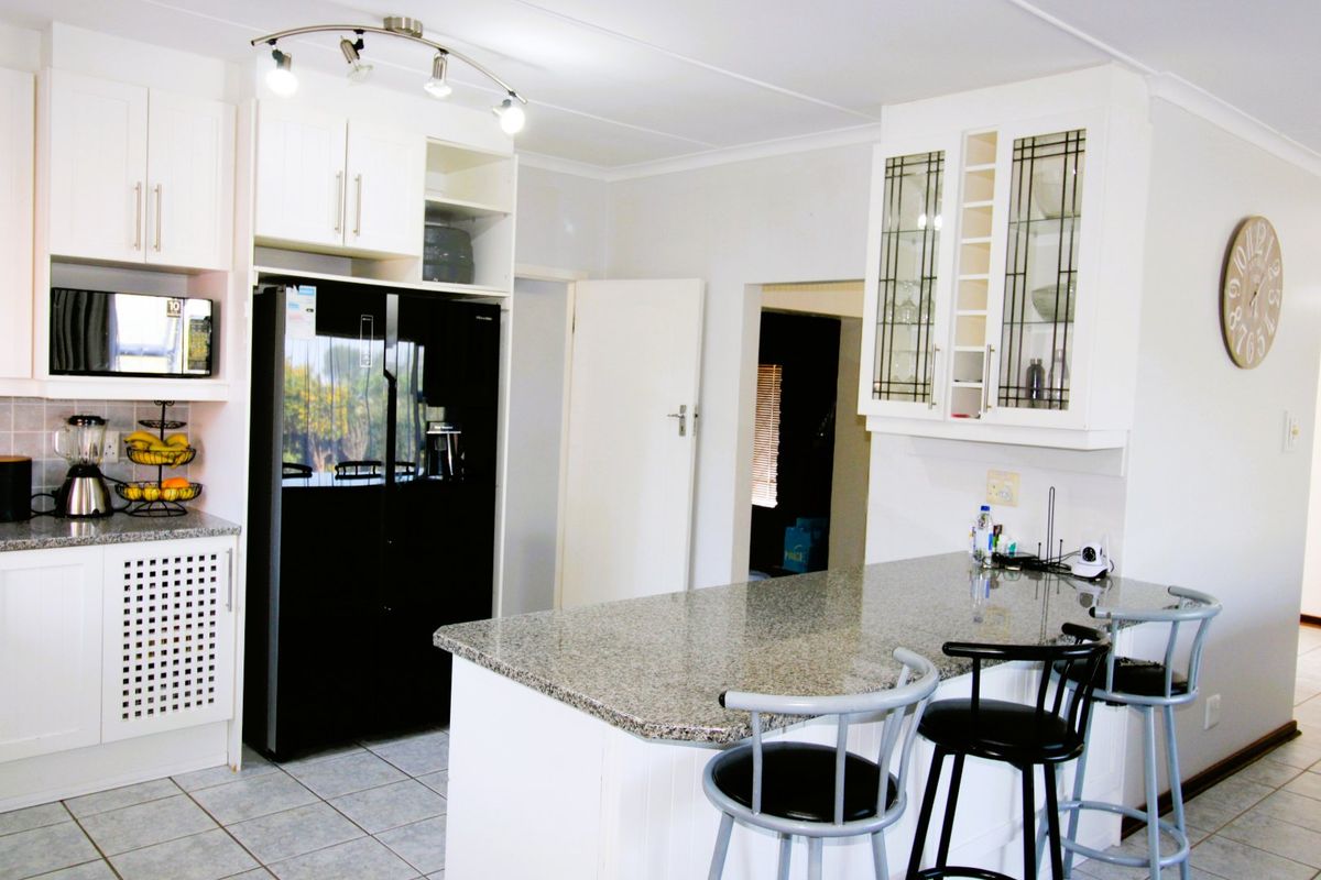 Stunning Modern Family Home with Captivating Charm  - Photo 2