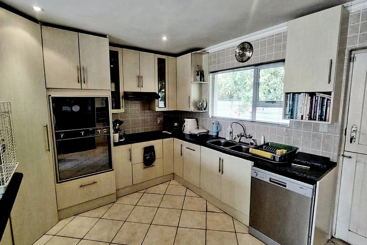 6 BEDROOM HOUSE for sale  IN KIDDS BEACH - Photo 4