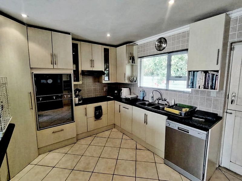 6 BEDROOM HOUSE for sale  IN KIDDS BEACH - Photo 4