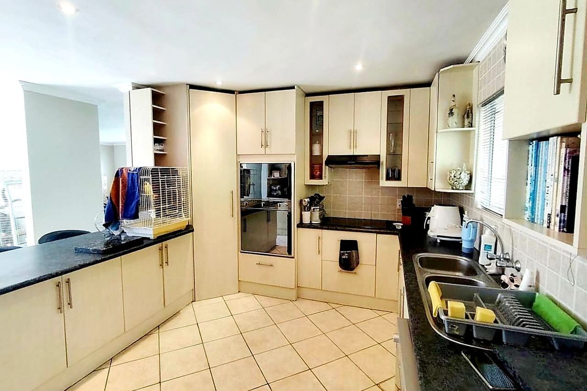 6 BEDROOM HOUSE for sale  IN KIDDS BEACH - Photo 3