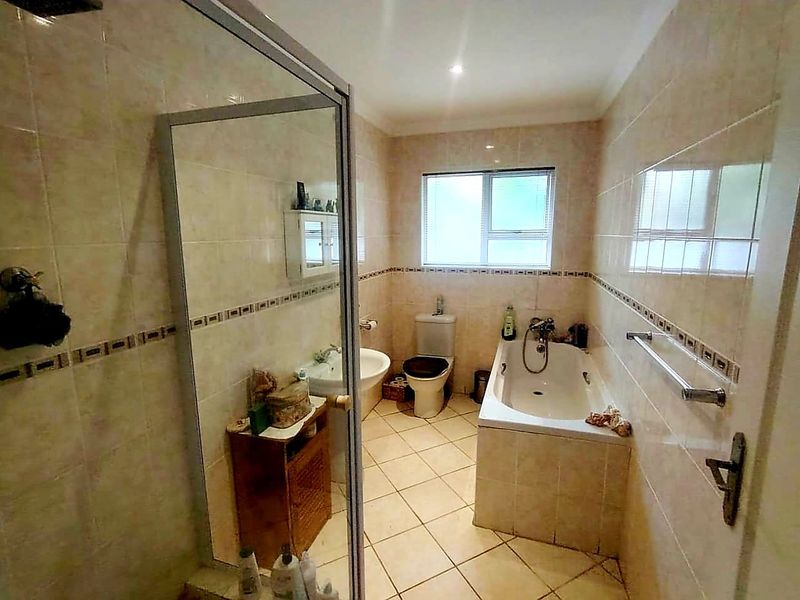 6 BEDROOM HOUSE for sale  IN KIDDS BEACH - Photo 10