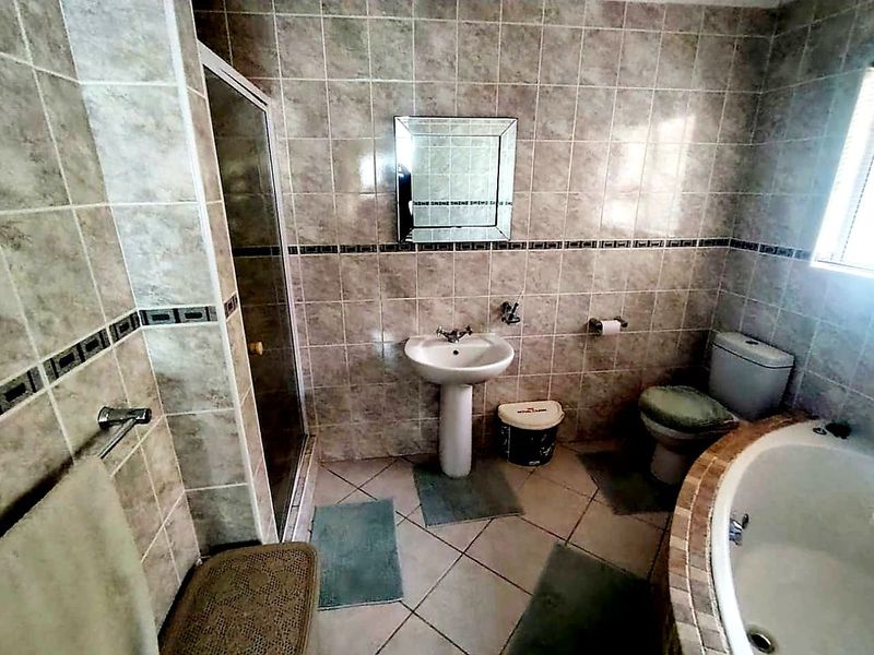 6 BEDROOM HOUSE for sale  IN KIDDS BEACH - Photo 9