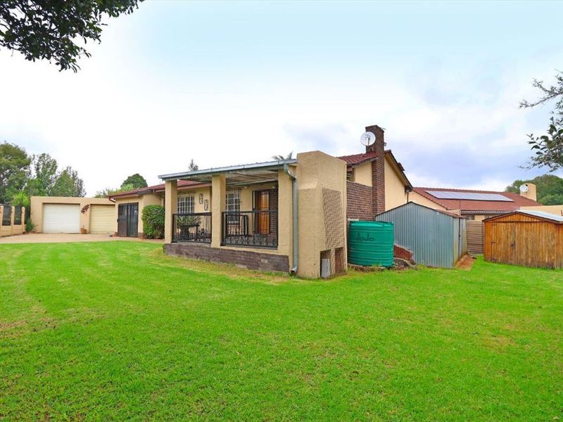 Spacious Four-Bedroom Home with Staff Quarters - Photo 3